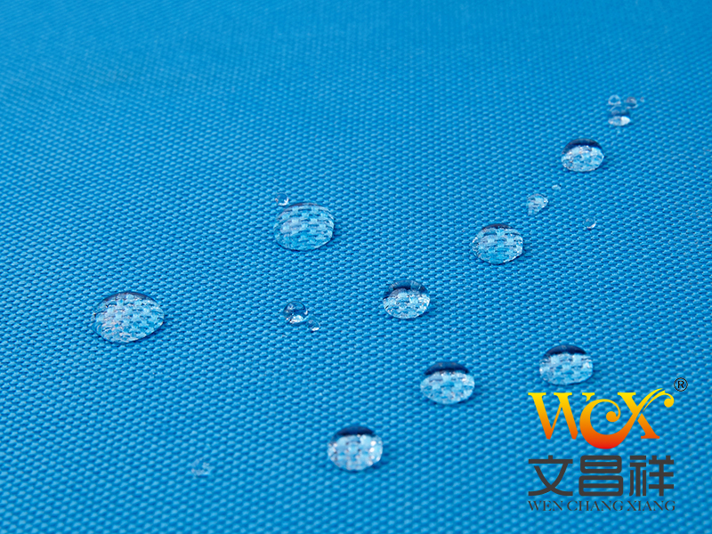 防水牛津布的主要功能有：防水、透气、透湿、绝缘、防风、保暖等。