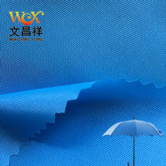 雨衣是用反光防水牛津布制作的特点